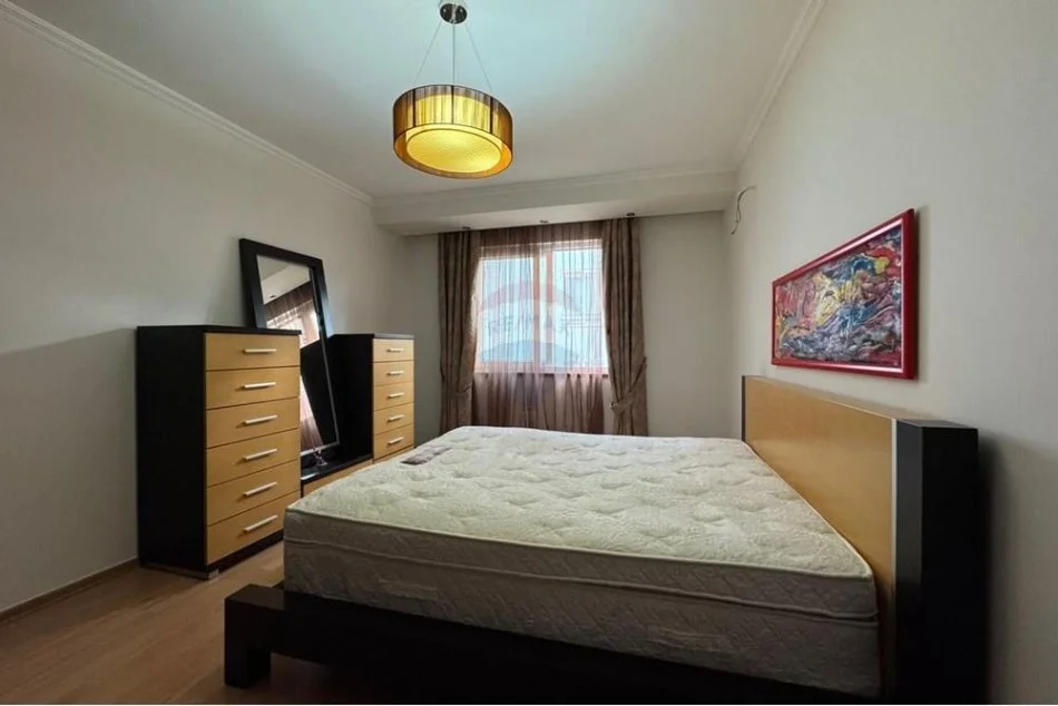 Tirane, jepet me qera apartament 2+1 , 135 m² 900 € (Komuna Parisit)