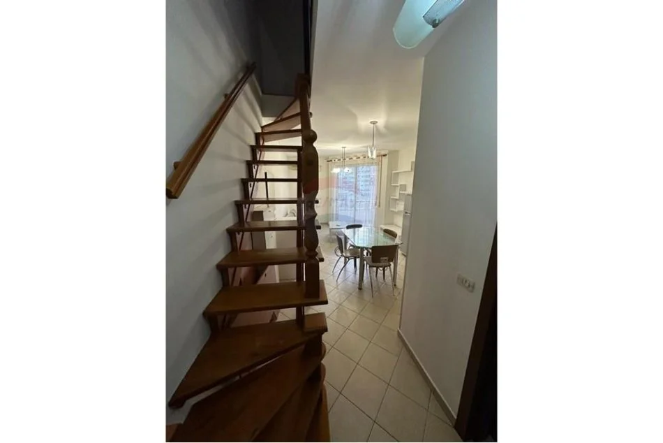 Tirane, jepet me qera apartament duplex 1+1 , 70 m² 500 € (Rr. e Elbasanit)