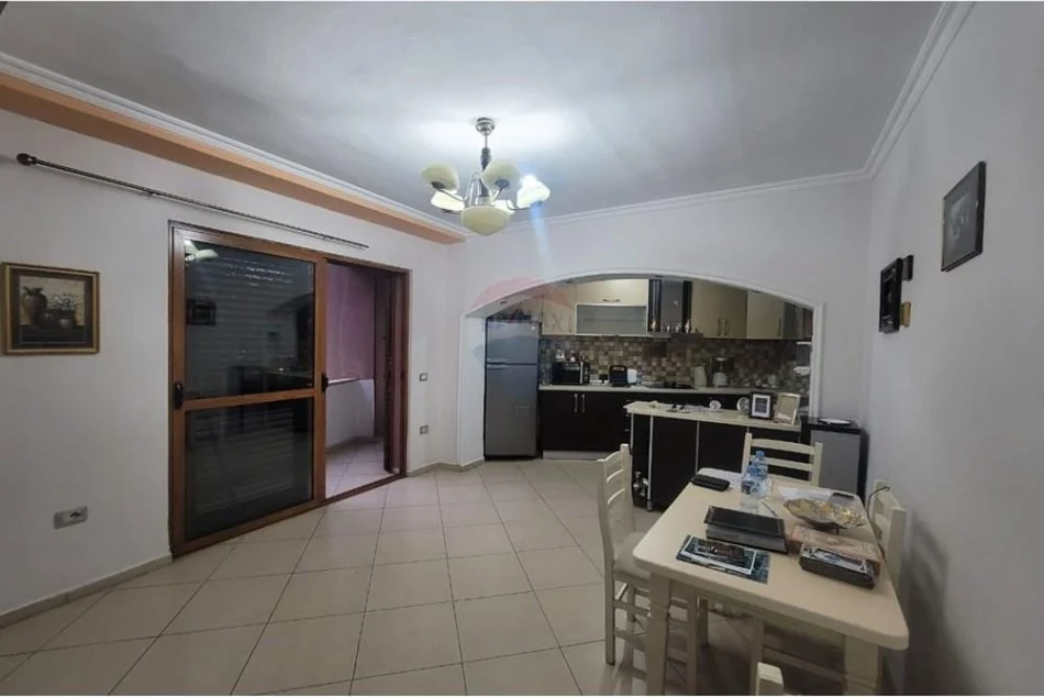 Tirane, jepet me qera 1+1 , 70 m² 750 € (9-katshet)