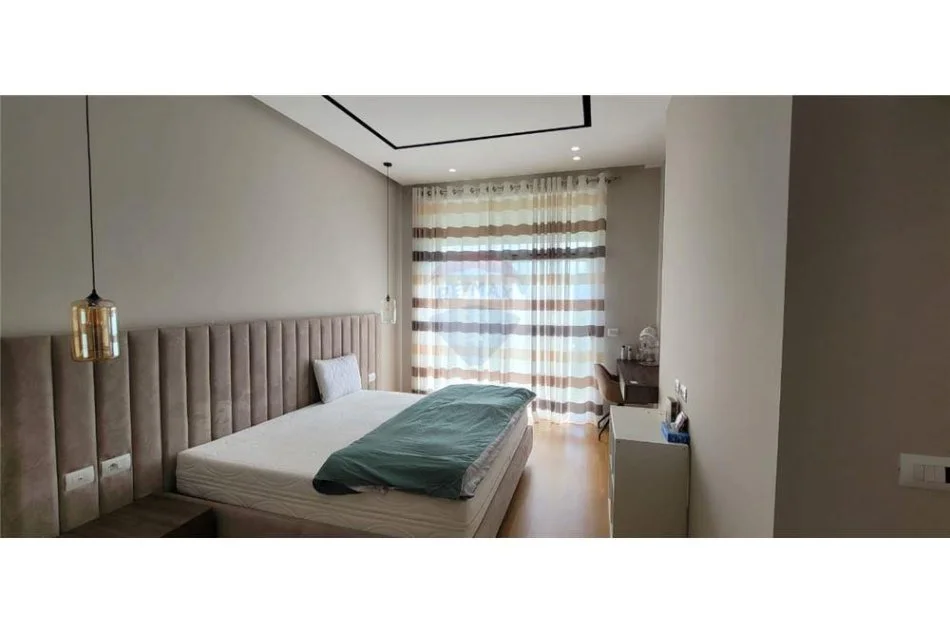 Tirane, jepet me qera apartament 2+1 , 129 m² 900 € 