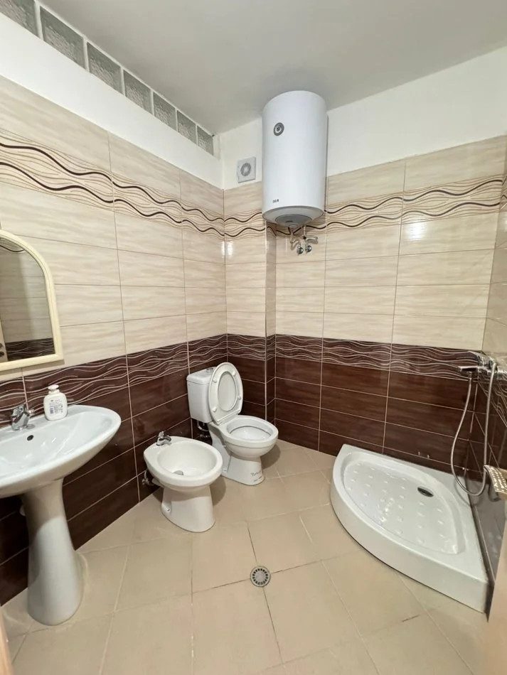 Durres, jepet me qera apartament 2+1+Ballkon Kati 5, 70 m² 400 € 