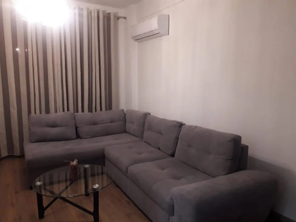 Tirane, jepet me qera apartament 1+1+Ballkon Kati 5, 65 m² 800 € (Rruga muhabet Gjonllesh)