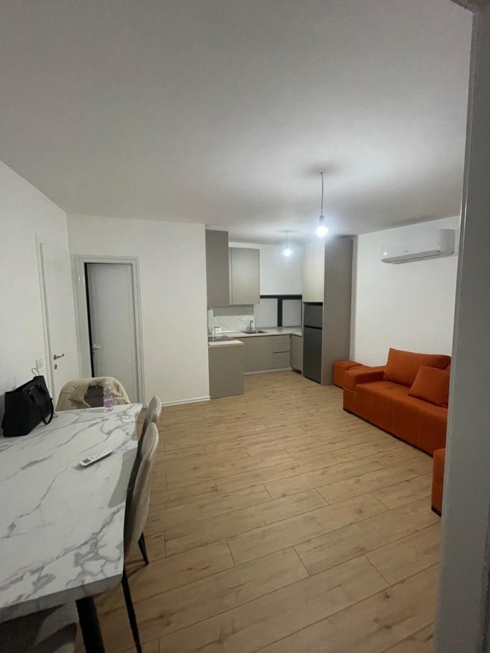 Tirane, jepet me qera shtepi 2+1 Kati 1, 350 € (Komisariati 6)