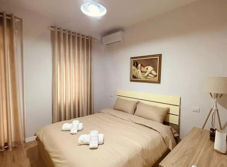 Tirane, jepet me qera apartament 1+1+Ballkon Kati 3, 65 m² 500 € (Liqeni i Thate)