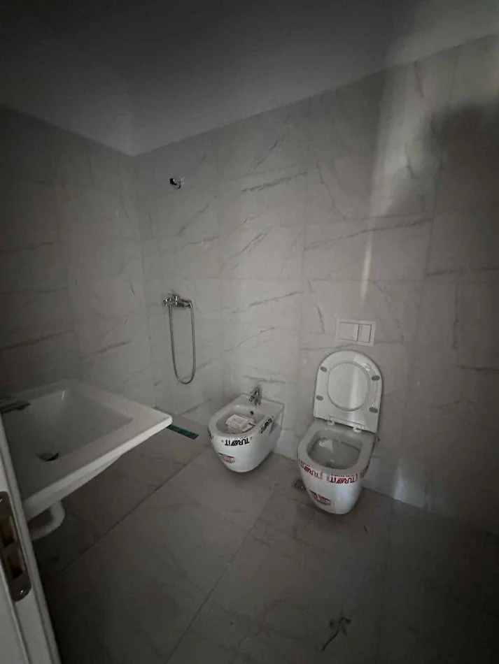 Tirane, jepet me qera apartament 2+1+Ballkon Kati 4, 100 m² 400 € (RRUGA DON BOSKO TRIO TOWER)