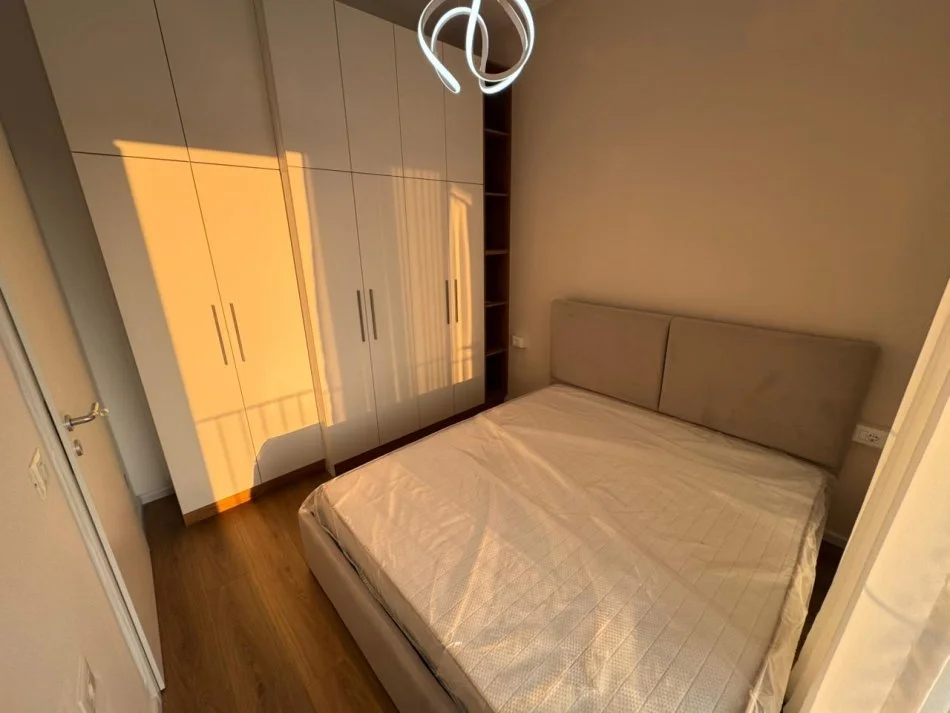 Tirane, jepet me qera apartament 1+1 me Parking Kati 3, 60 m² 450 € (Kompleksi Oxa, Fresk)