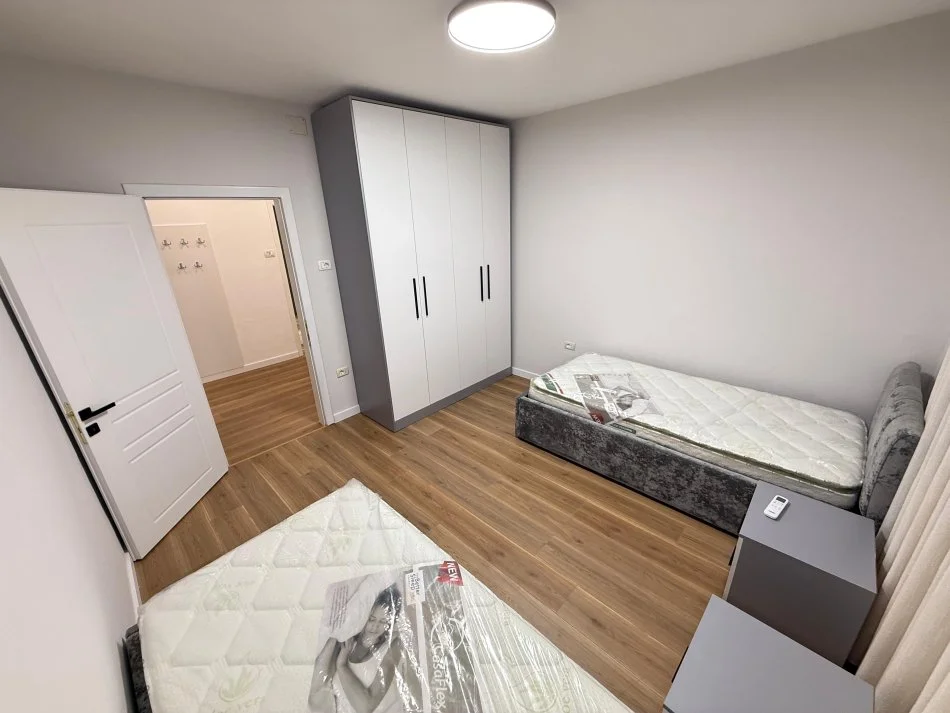 Tirane, jepet me qera apartament 2+1 Kati 1, 98 m² 700 € (Ish parku)