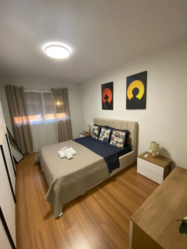 Tirane, jepet me qera apartament 2+1 Kati 4, 80 m² 600 € (Rruga Myslym Shyri)