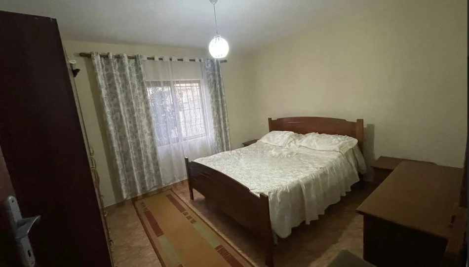 Tirane, jepet me qera Vile 1+1 , 45.000 € (Prane Restorant Gjeli)