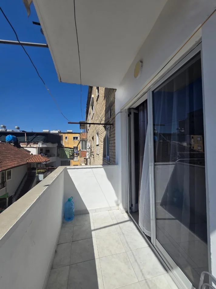 Tirane, jepet me qera garsonier Kati 4, 38 m² 440 € (Kryqezimi i 21 Dhjetorit)