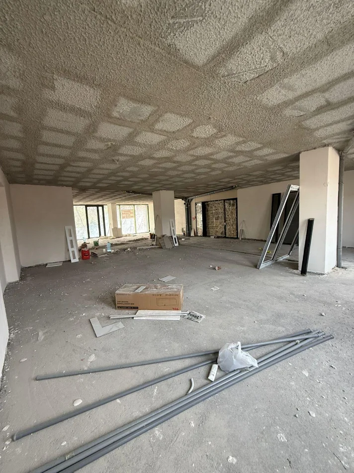 Tirane, jepet me qera ambjent biznesi Kati 1, 200 m² 2.000 € (Rruga Dibres)