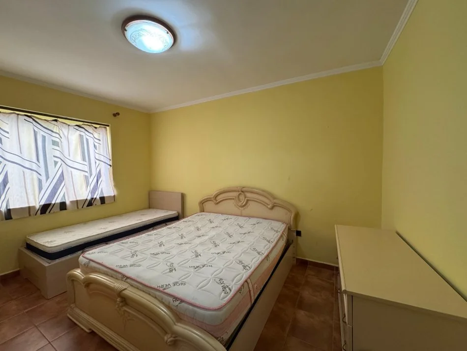Tirane, jepet me qera apartament 1+1+Ballkon Kati 5, 60 m² 500 € (Komuna e Parisit)