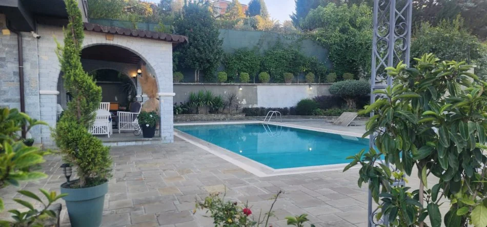 Tirane, jepet me qera Vile 4+1+Aneks+Ballkon , 407 m² 5.000 € 