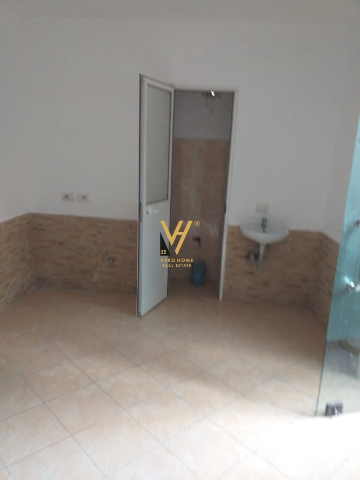 Tirane, jepet me qera dyqan Kati -1, 20 m² 250 € (RRUGA E DIBRES)