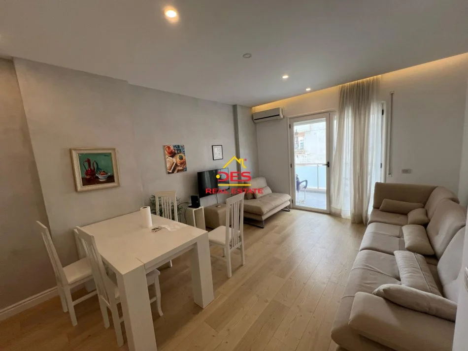 Vlore, jepet me qera apartament 1+1+Ballkon Kati 5, 78 m² 520 € (Rruga Murat Tërbaçi)