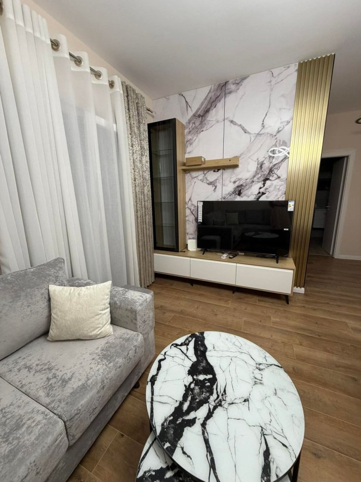 Tirane, jepet me qera apartament 1+1+Ballkon Kati 8, 65 m² 700 € (Zogu i Zi)