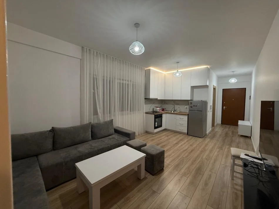 Tirane, jepet me qera apartament 2+1 Kati 3, 92 m² 700 € (Kompleksi fz)