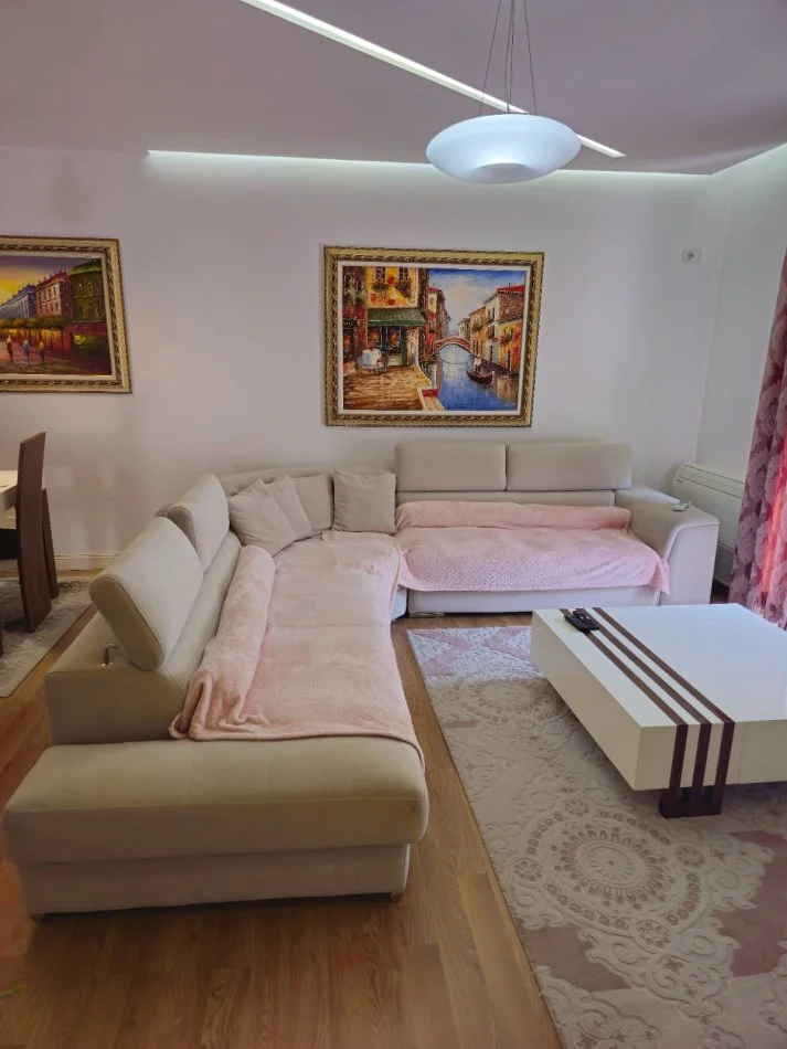 Tirane, jepet me qera apartament 2+1 Kati 4, 85 m² 700 € (LIQENI ARTIFICIAL)