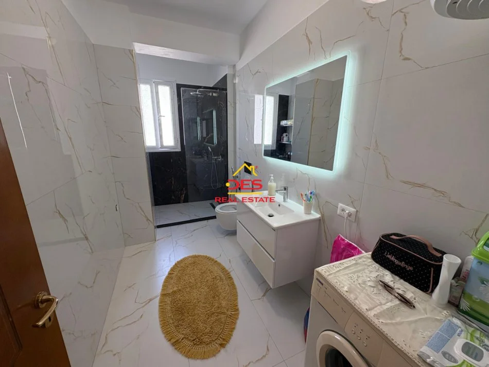 Vlore, jepet me qera apartament 2+1+Ballkon Kati 6, 100 m² 550 € (Rruga Murat Tërbaçi)