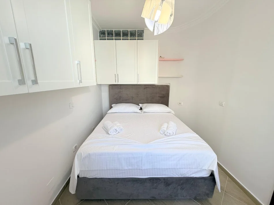 Tirane, jepet me qera 2+1 Kati 4, 800 € (Gjykata)