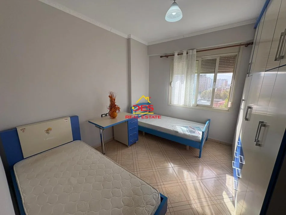 Vlore, jepet me qera apartament 2+1+Ballkon Kati 7, 110 m² 450 € (Rruga Zaho Koka)