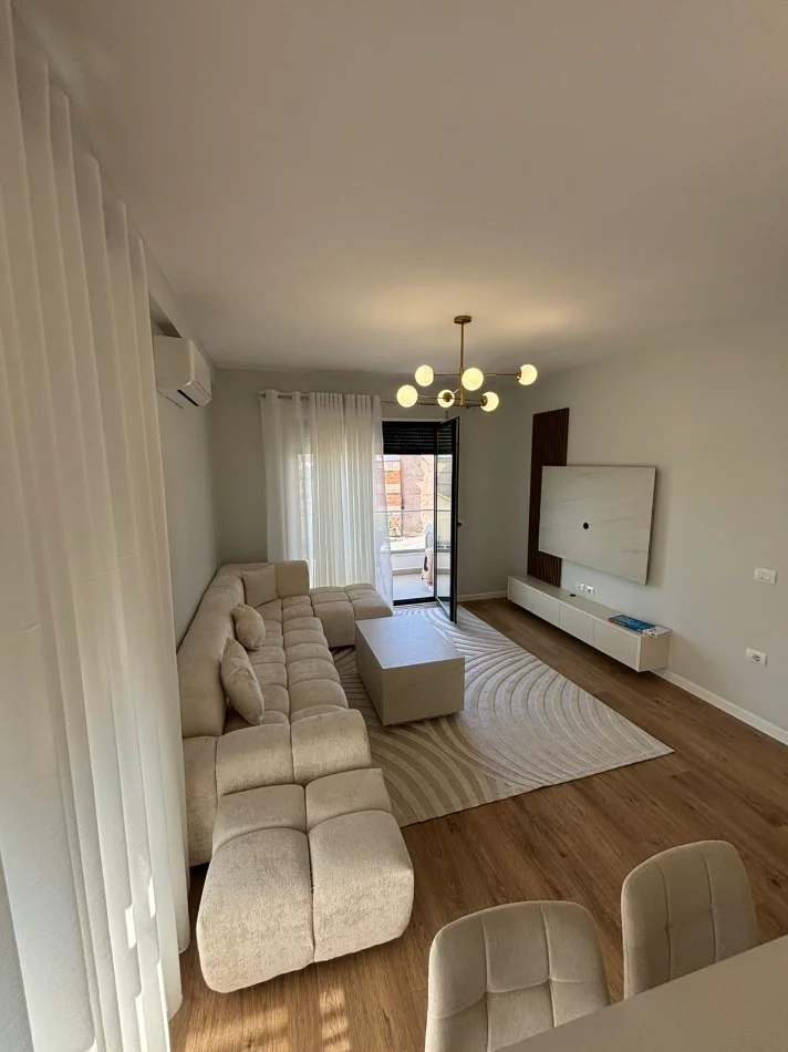 Tirane, jepet me qera apartament 2+1 Kati 2, 102 m² 800 € 