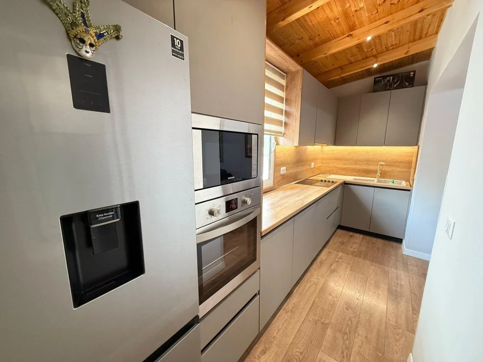 Tirane, jepet me qera apartament 2+1 Kati 3, 96 m² 700 € (Rruga e Bogdaneve)