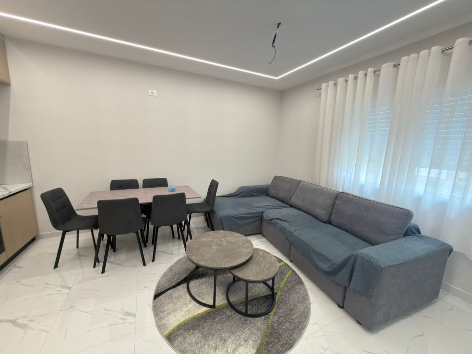 Tirane, jepet me qera shtepi 2+1 Kati 8, 80 m² 400 € (Kombinat)