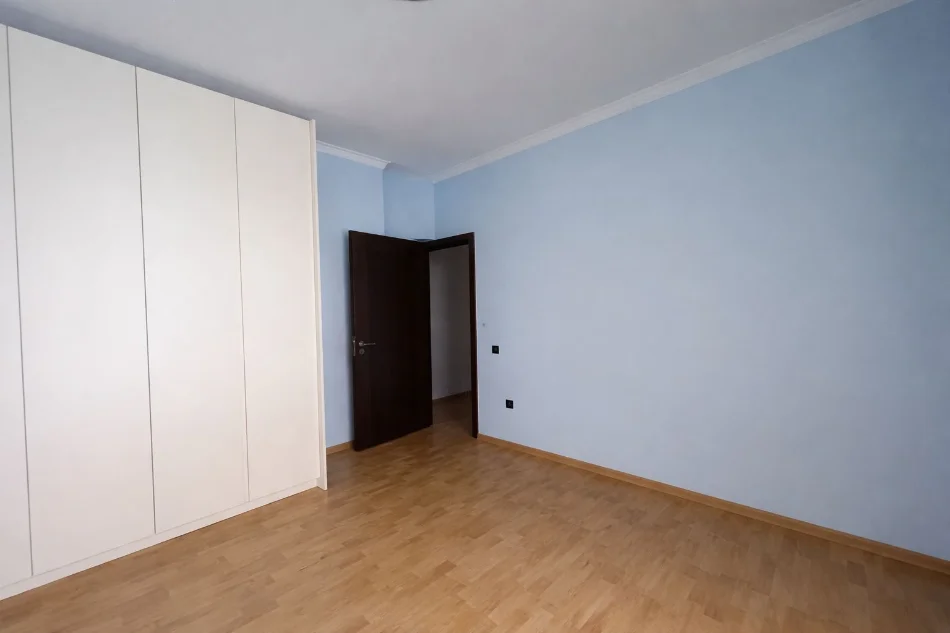 Tirane, shitet apartament 3+1+Ballkon Kati 4, 140 m² 355.000 € (Komuna e Parisit)