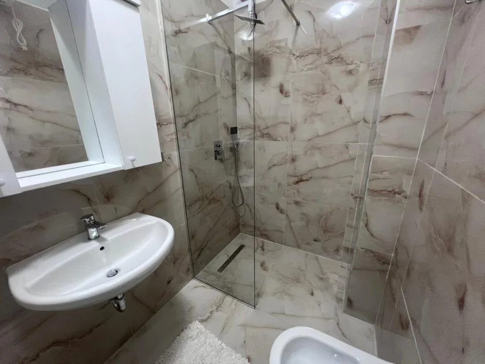 Tirane, jepet me qera apartament 1+1+Ballkon Kati 5, 65 m² 550 € (Rruga Albanopoli Kompleksi Panorama)