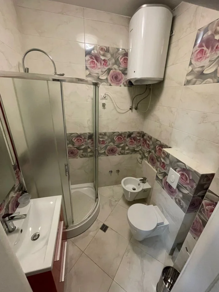 Tirane, jepet me qera apartament 1+1 Kati 7, 60 m² 700 € (PAZARI I RI)