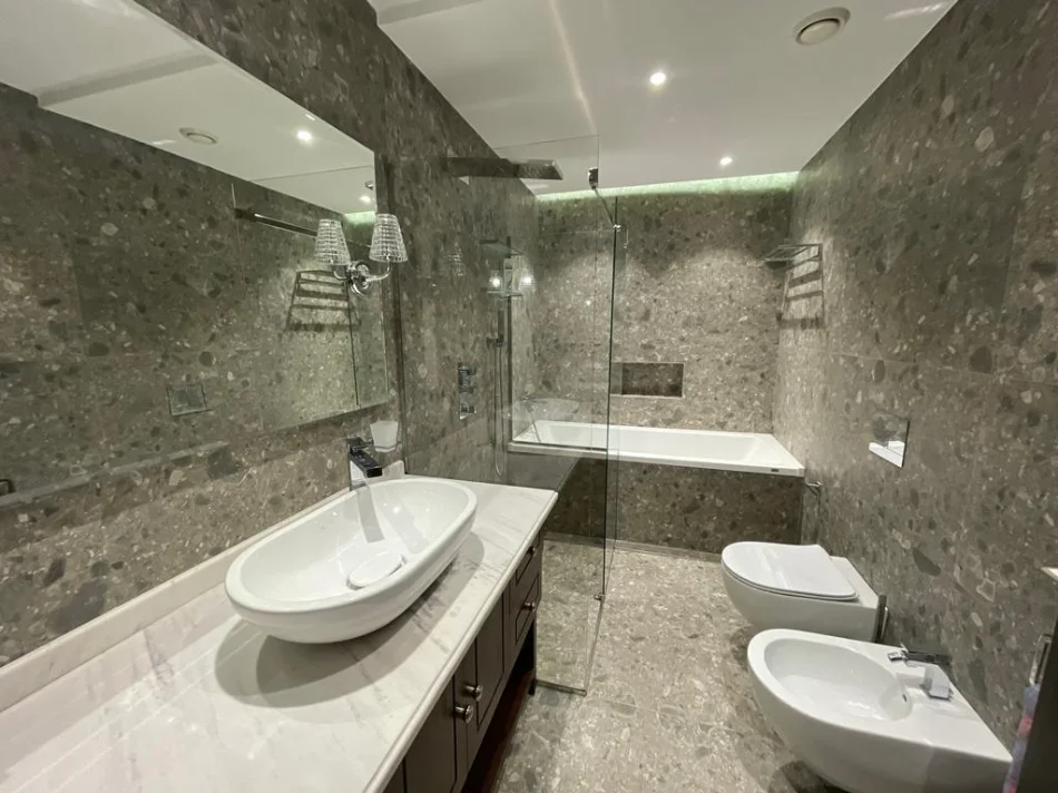 Tirane, jepet me qera apartament 2+1 Kati 3, 198 m² 1.600 € (kopshti botanik)