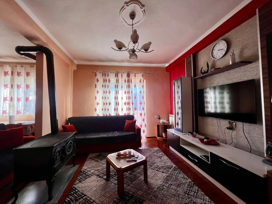 Korce, shitet shtepi 3+1+Ballkon Kati 2, 220 m² 1.650.000 € (Rrug Koli Ceku - Korce)