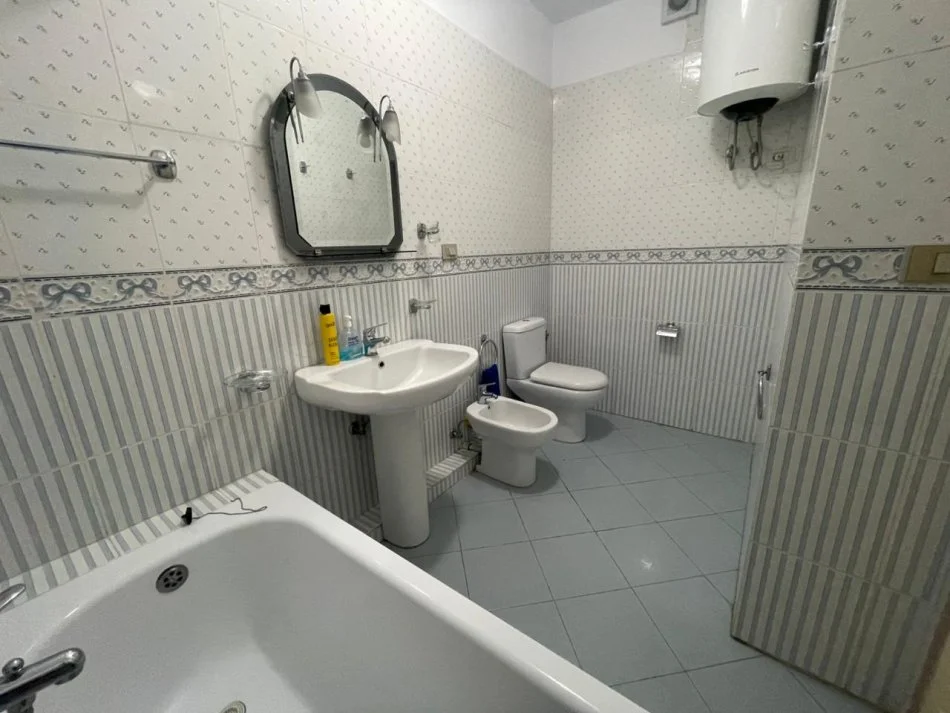 Tirane, jepet me qera apartament 2+1+Ballkon Kati 6, 102 m² 700 € (Rruga e Kosovareve)