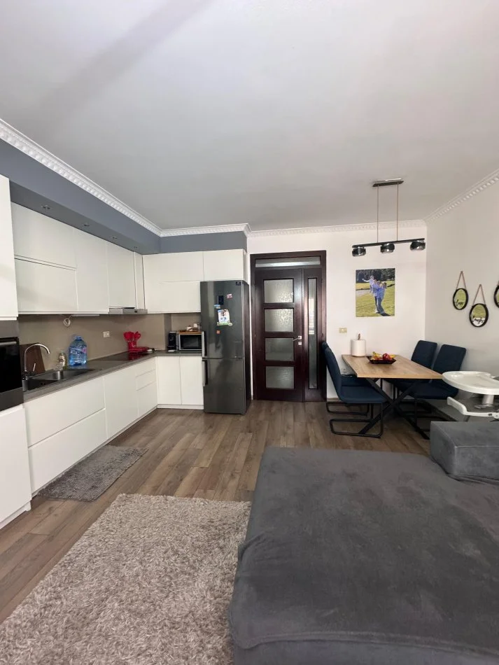 Tirane, shitet  2+1+2 +Ballkon Kati 4, 104 m²  (Restorant Fresku)