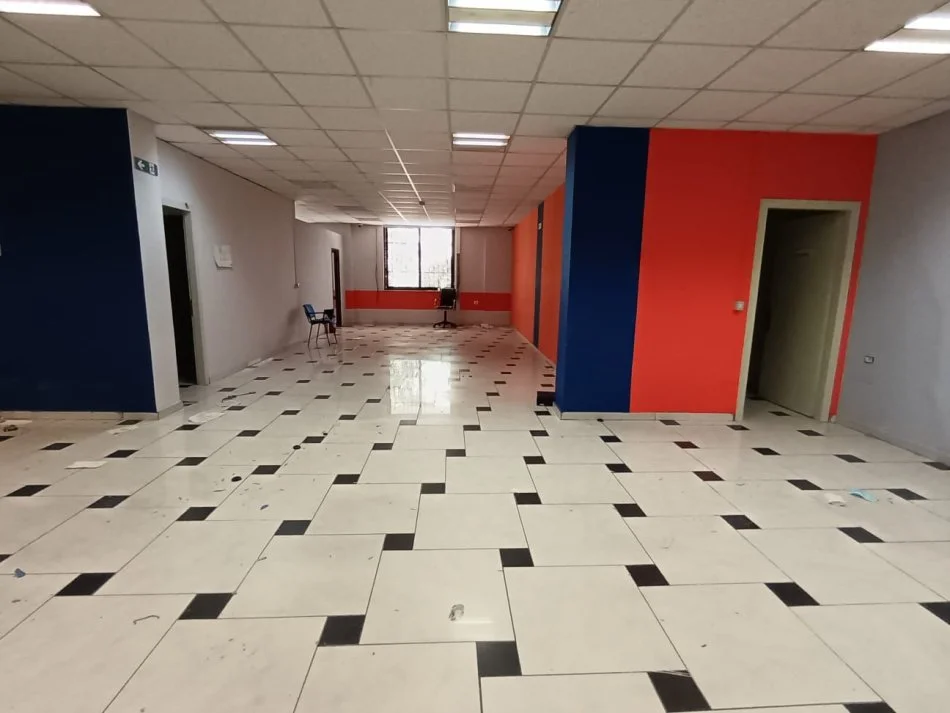 Tirane, jepet me qera ambjent biznesi Kati 1, 3.000 € (Rruga e Elbasanit)