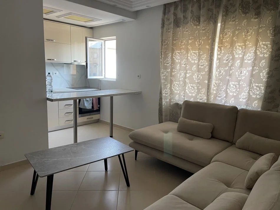 Shqiperi, jepet me qera apartament 1+1+Ballkon Kati 4, 60 m² 400 € (Sheshi Shtraus)