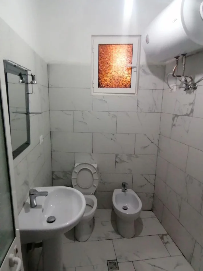 Tirane, jepet me qera shtepi 1+1+Aneks+Ballkon Kati 1, 70 m² 300 € (Pjetër Budi)