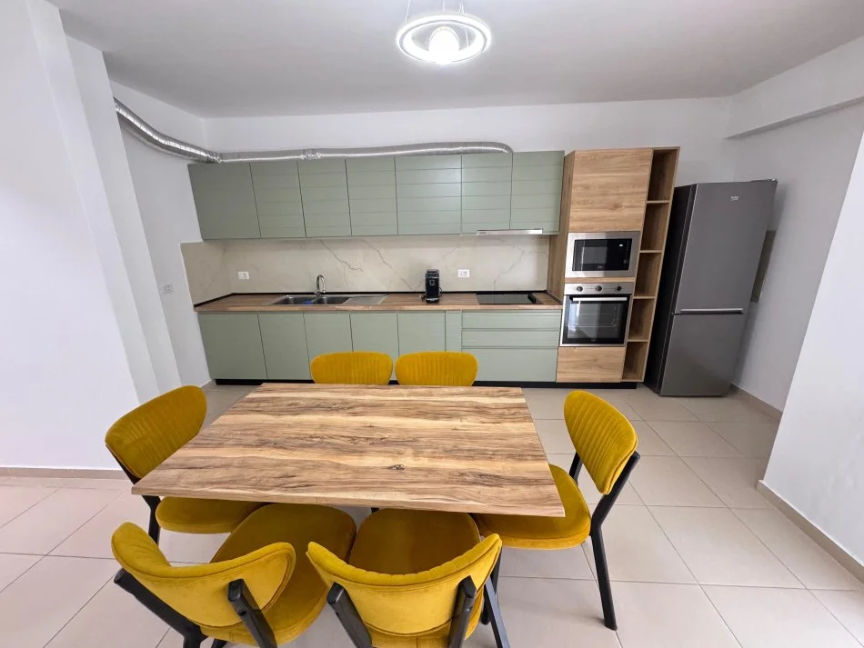 Tirane, jepet me qera apartament 3+1 Kati 4, 130 m² 800 € (Rezidenca kodra e diellit 1)