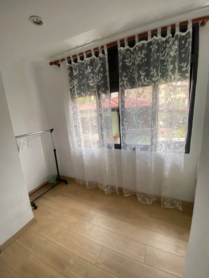 Tirane, jepet me qera apartament 1+1+Ballkon Kati 2, 65 m² 600 € (Rruga Myslym Shyri)