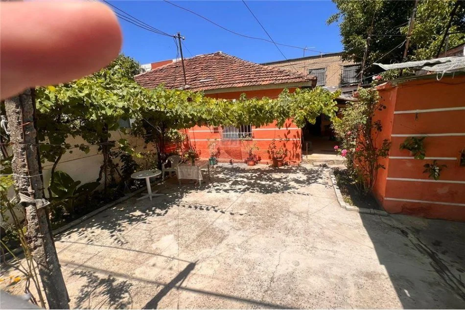 Tirane, shitet apartament 2+1 Kati 1, 200 m² 250.000 € (Ali Dem)