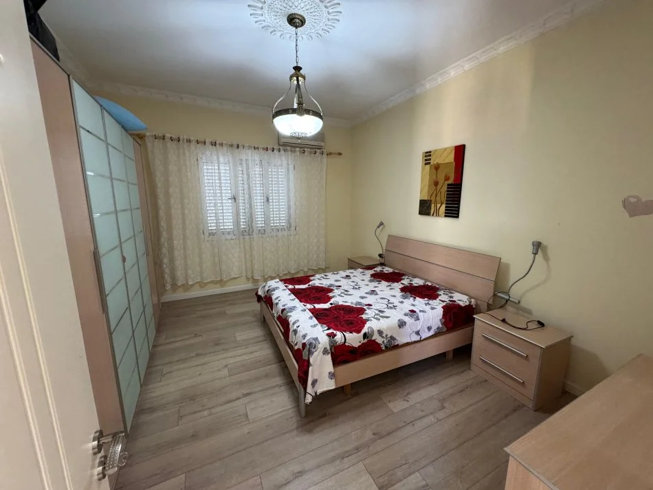 Tirane, jepet me qera apartament 3+1 Kati 1, 100 m² 750 € (Rruga him kolli)