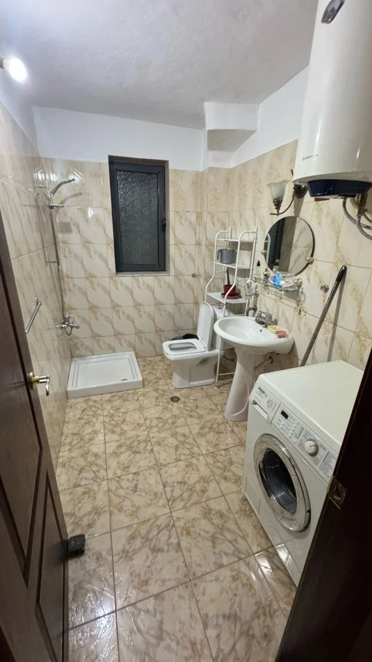 Tirane, jepet me qera apartament 2+1 Kati 1, 80 m² 400 € (rruga Aleksander Moisiu)