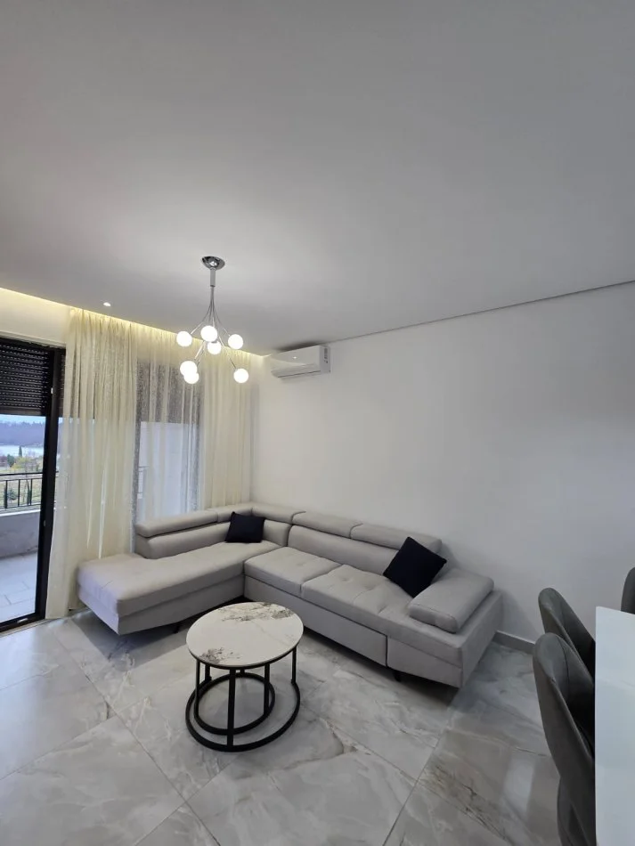 Tirane, jepet me qera apartament 1+1+Ballkon Kati 3, 90 m² 1.000 € (Liqeni i Thate)