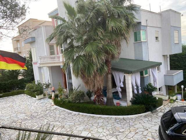 Tirane, jepet me qera Vile Dublex 550 m² 2.200 Euro