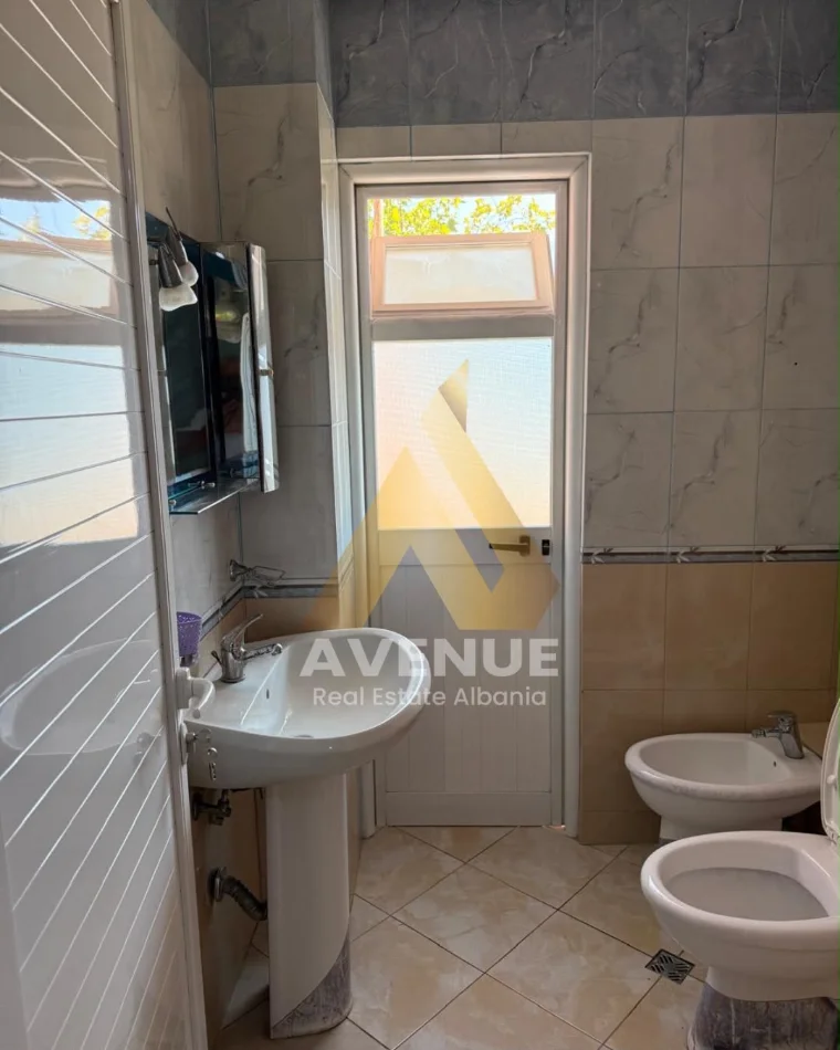 Tirane, jepet me qera apartament 2+1+Ballkon Kati 3, 67 m² 500 € (Bulevardi Bajram Curri)