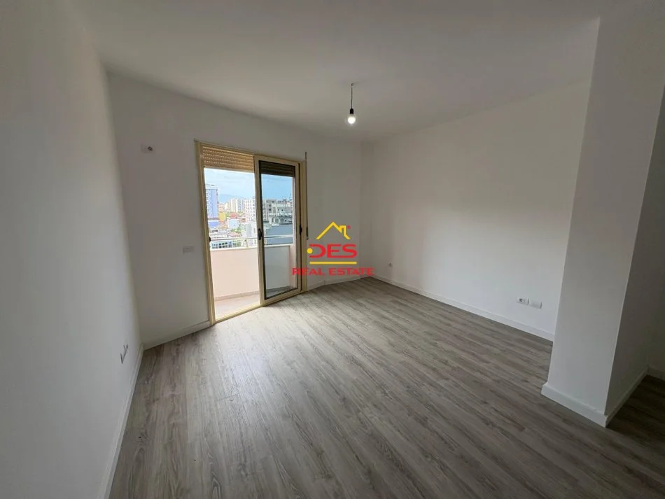 Vlore, shitet apartament 1+1+Ballkon Kati 5, 84 m² 98.000 € (Rruga Sulejman Delvina)