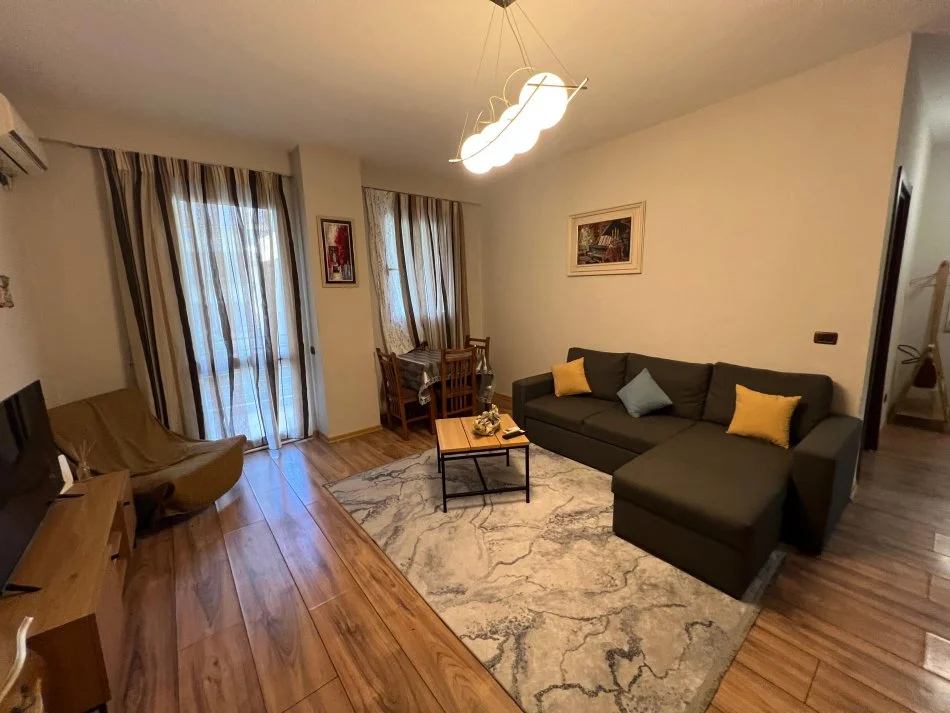 Tirane, jepet me qera apartament 2+1+Ballkon Kati 2, 850 € (Myslym Shyri)
