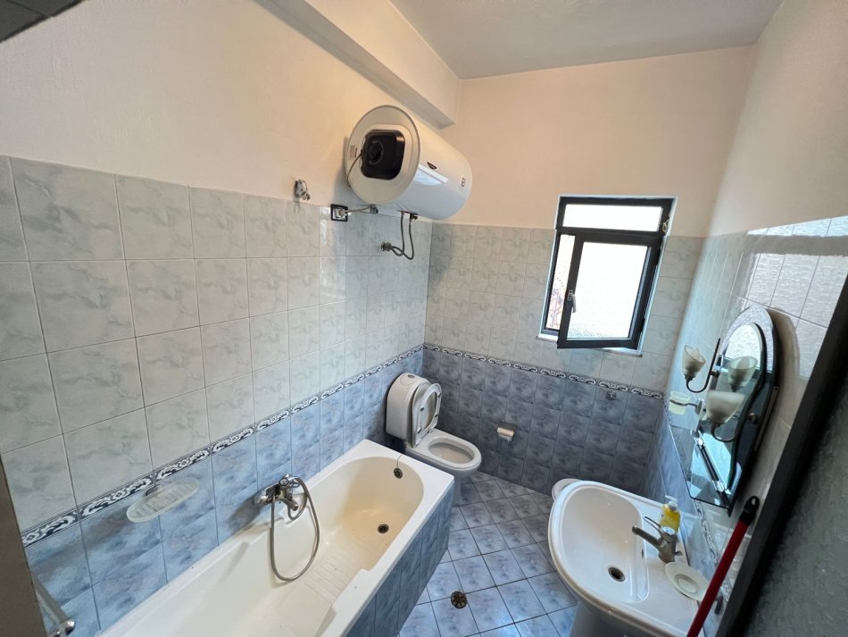 Tirane, jepet me qera apartament 2+1, Kati 2, 90 m² 450 € (Rruga e Durresit)