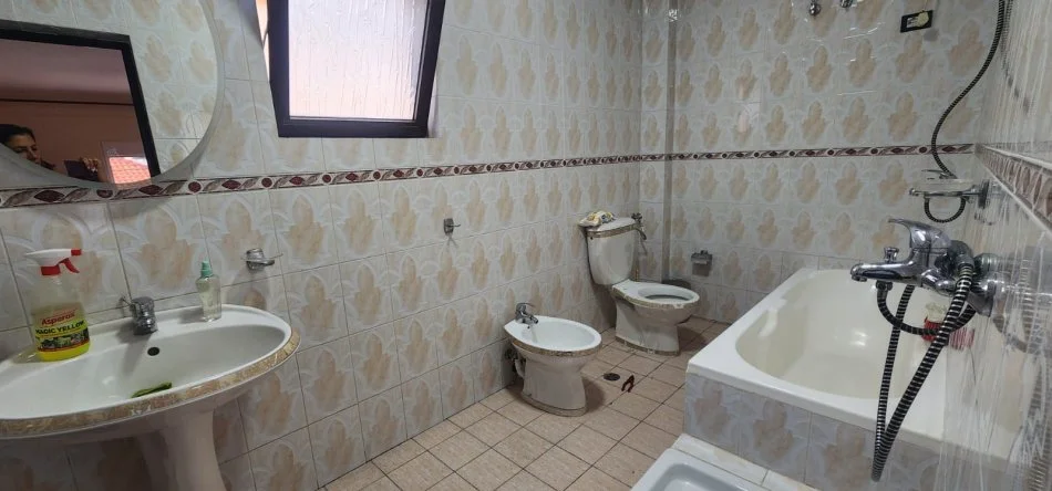 Tirane, jepet me qera apartament 2+1+Ballkon Kati 2, 400 € (Sauk prane Akademis se Policise)